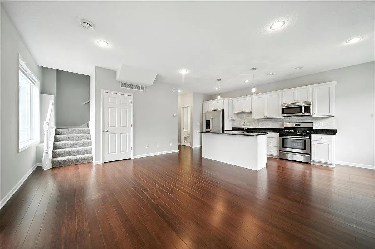 4 bed, 3.5 bath, 1675 sqft, $2,850 — Photo 2