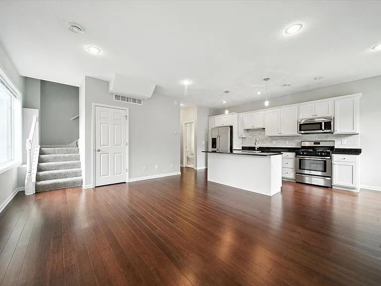 600 W 32nd St #2 — Photo 4