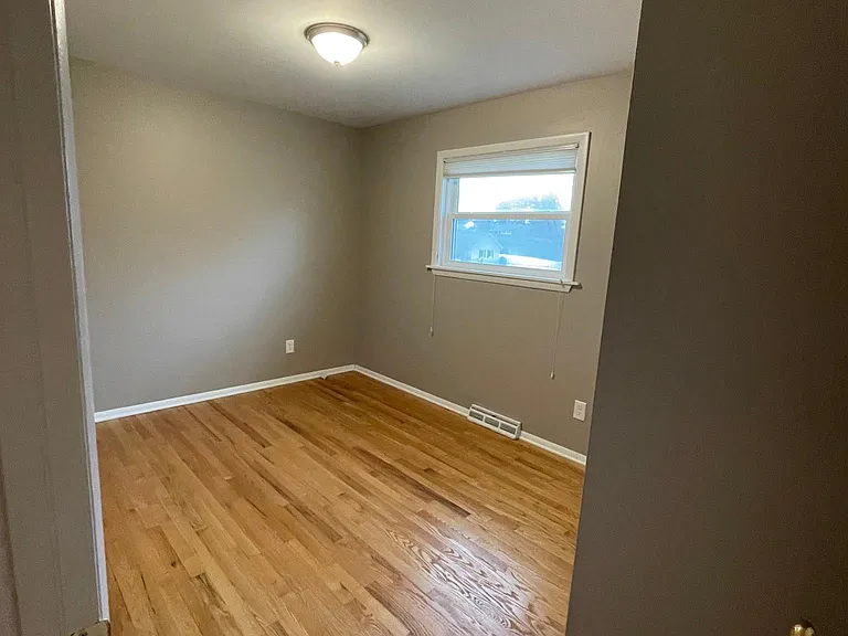 105 E Ring Factory Rd — Photo 10