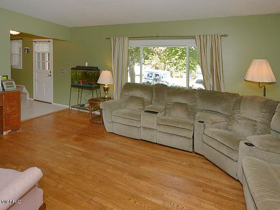 5th image of 6404 Sussex St
