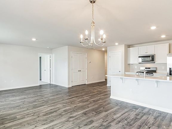 5th image of 101 Whitman Ln