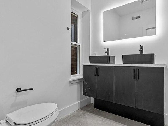 3rd image of 2816 W Oxford St #2
