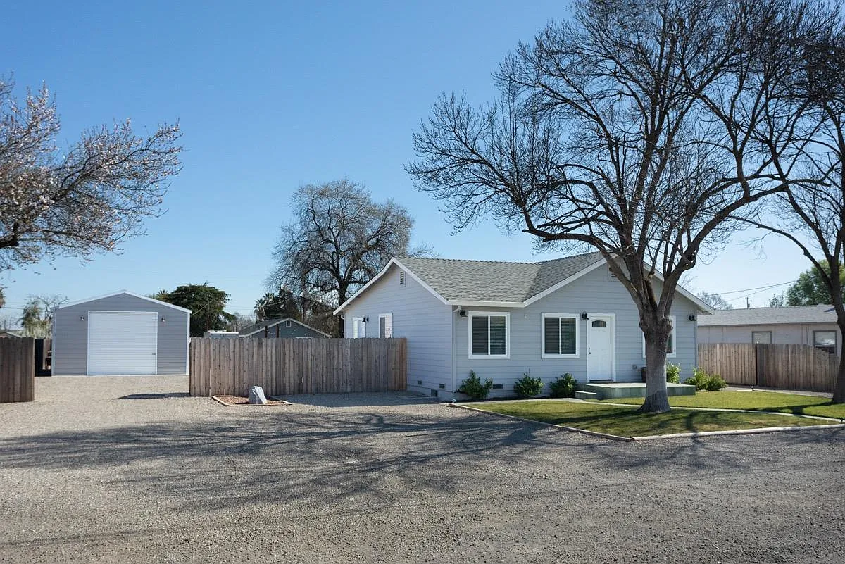 2139 Maple St photo 1