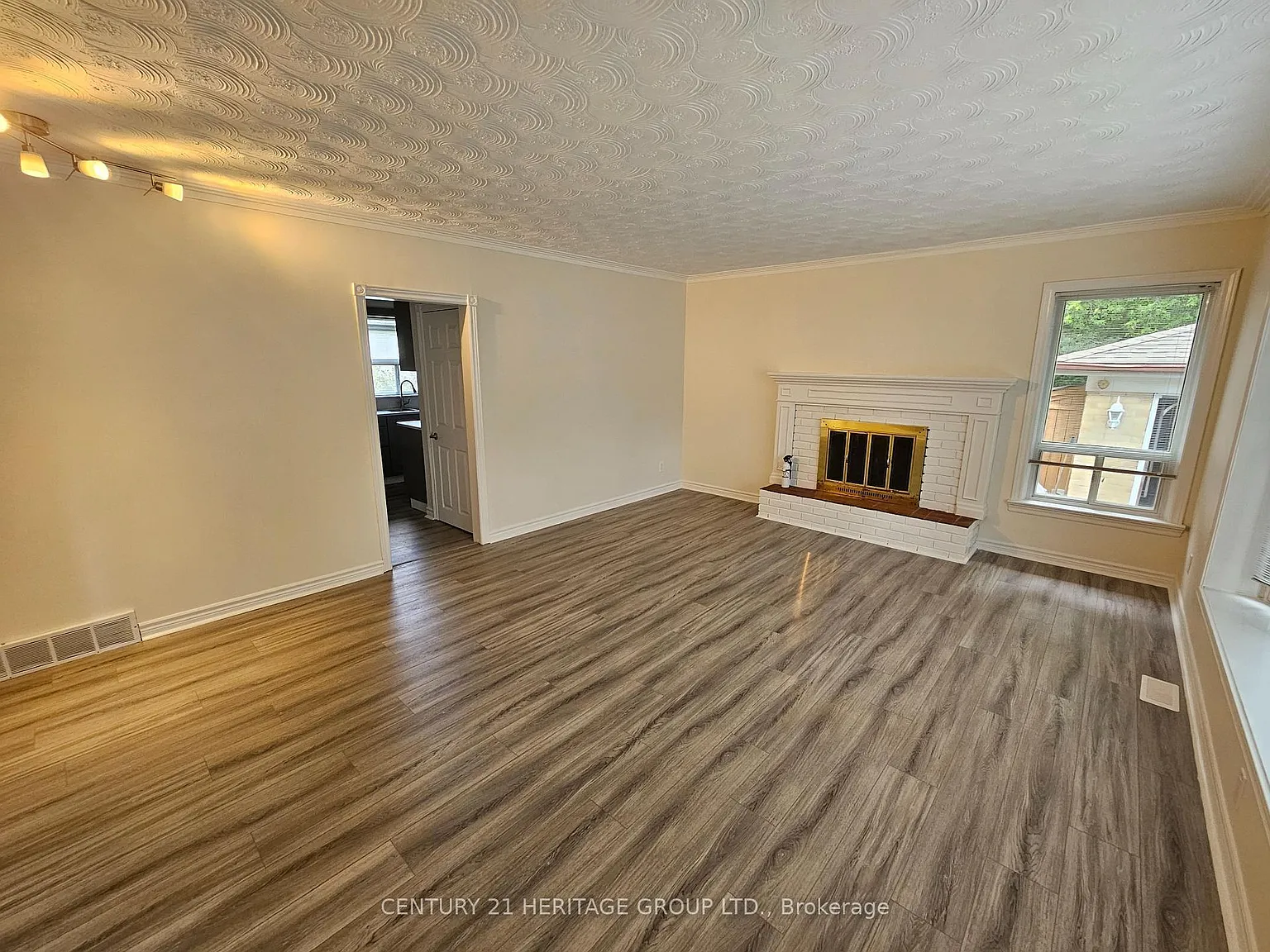 4 bed, $2,970 — Photo 3