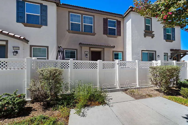 3 bed, 2.5 bath, 1484 sqft, $3,275 — Photo 2