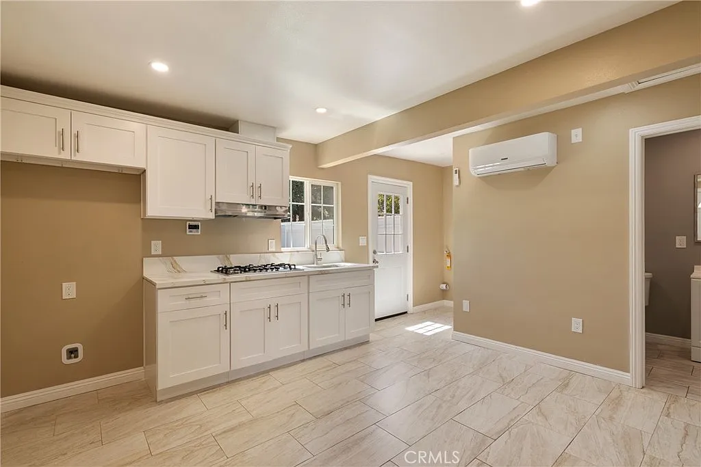 2 bed, 450 sqft, $2,200 — Photo 4