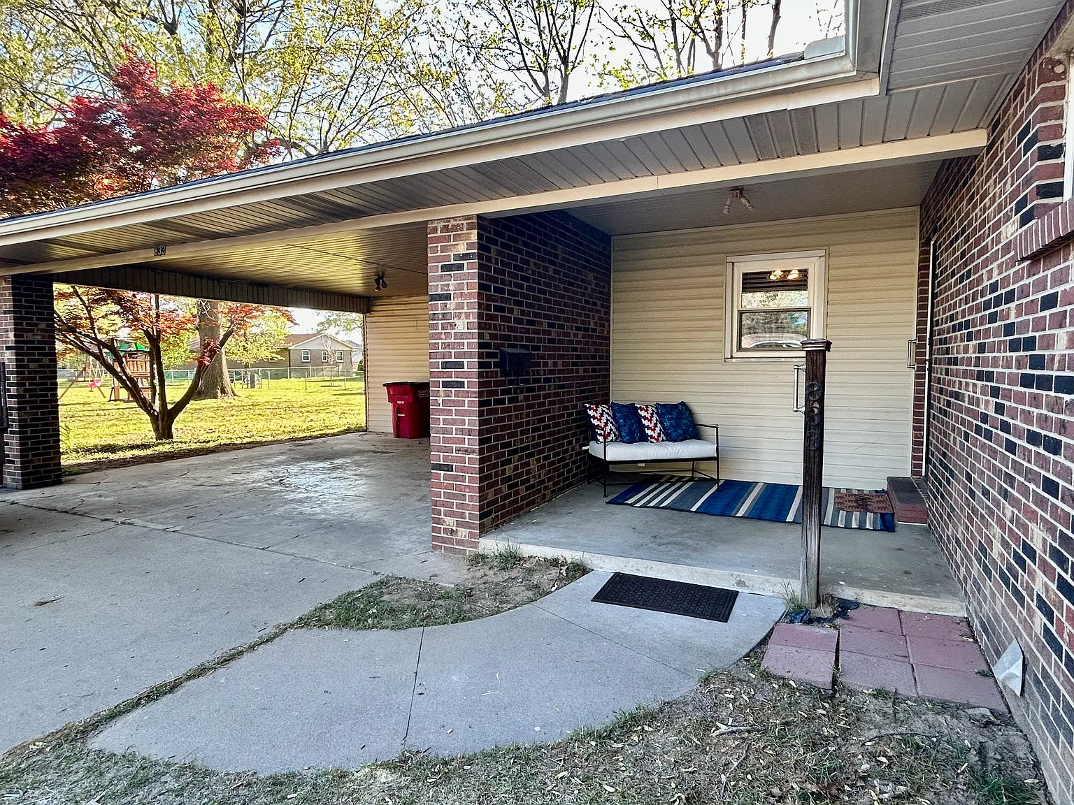 833 Stanford Dr — Photo 2