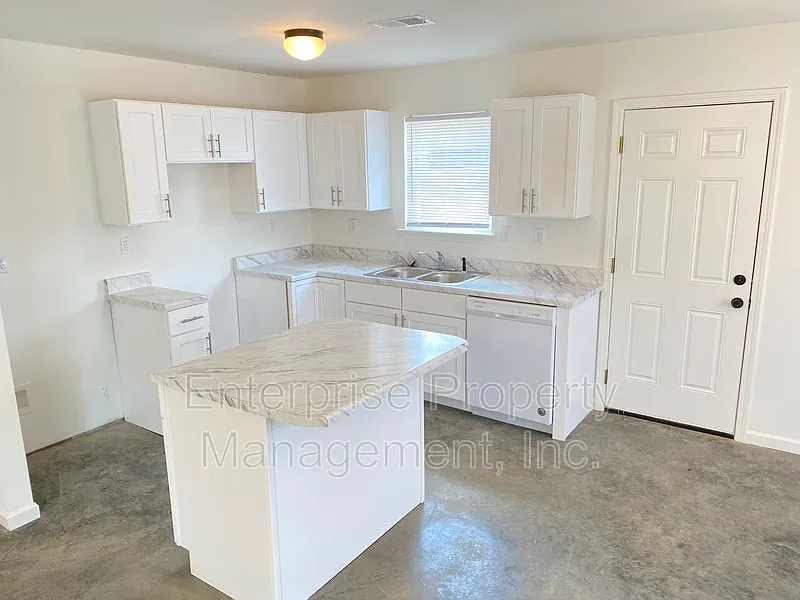 4 bed, 2.0 bath, 1255 sqft, $1,295 — Photo 4