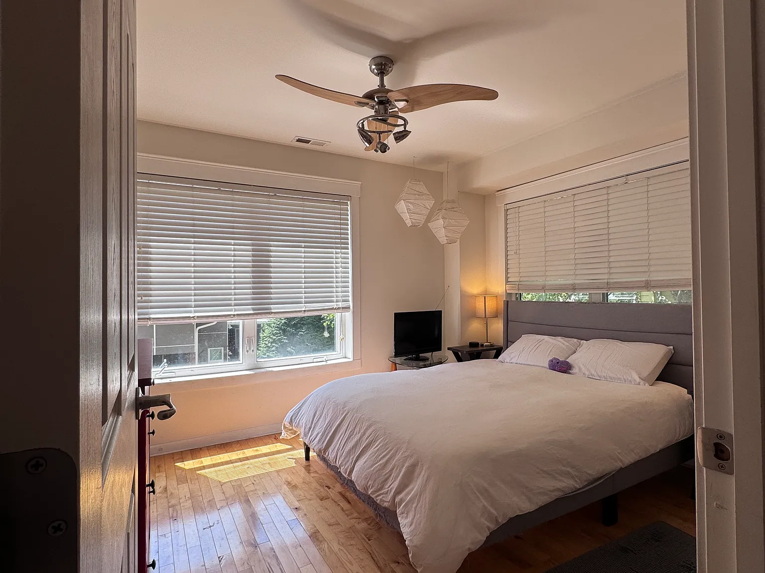 2 bed, 1.5 bath, 955 sqft, $1,300 — Photo 2