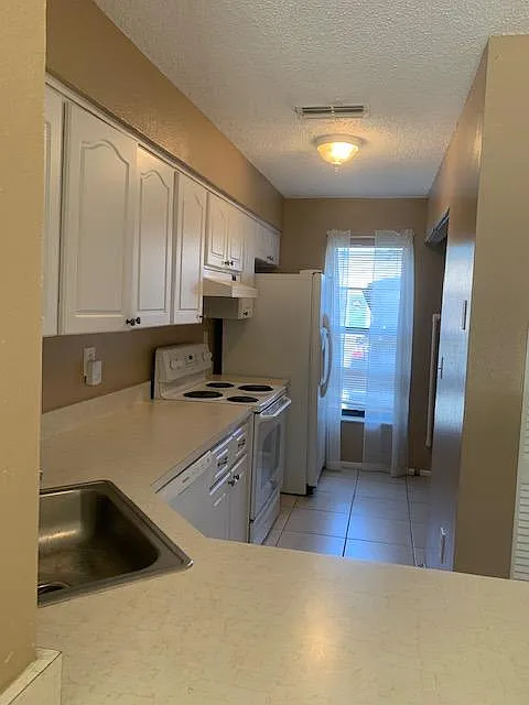 2 bed, 927 sqft, $1,600 — Photo 2