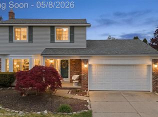 41295 Beechwood St, Clinton Township, MI 48038