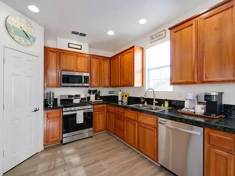821 Bussing Ct — Photo 10