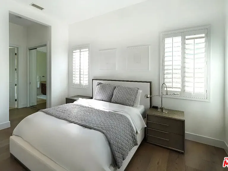 23935 De Ville Way — Photo 31