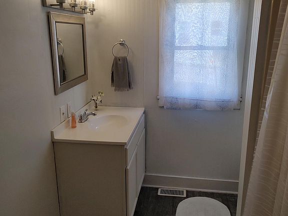 5th image of 204 Lexington St APT 1