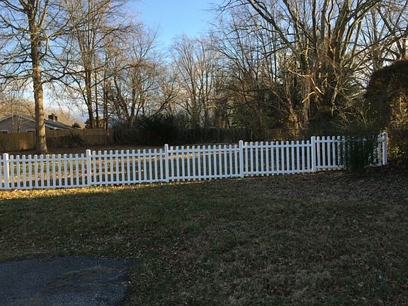 Fenced rear yard