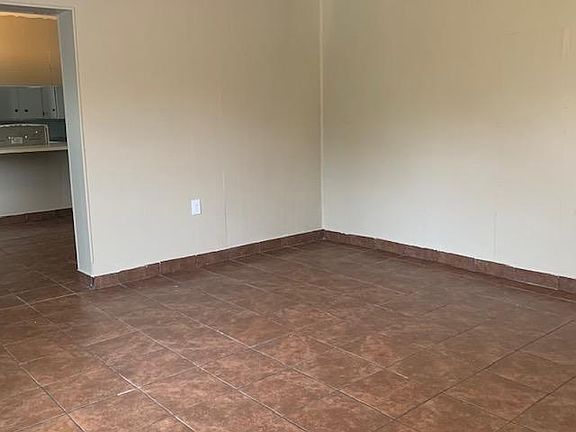 4th image of 604 S Redford Ln