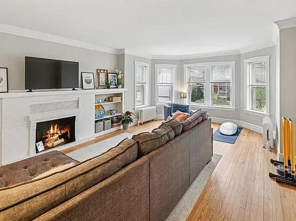 425 N Maple Ave APT 2, Oak Park, IL 60302
