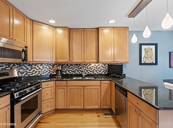 5th image of 2040 W Le Moyne St APT E