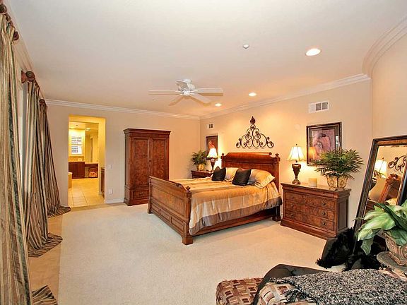 Master Bedroomw/Crown Molding