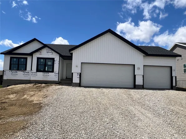 1435 Cardinal Dr, Fairfax, IA 52228