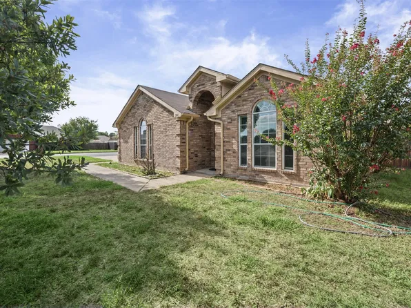 301 Wintergreen Ct, Weatherford, TX 76085