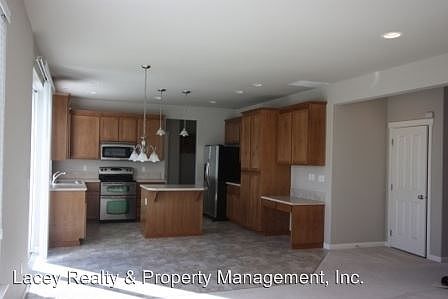 3rd image of 3820 Ingleside Dr SE