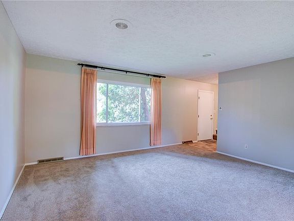 3rd image of 26638 Loganberry Dr
