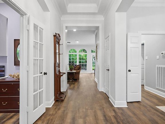 4th image of 103 Quiet Oak Cir