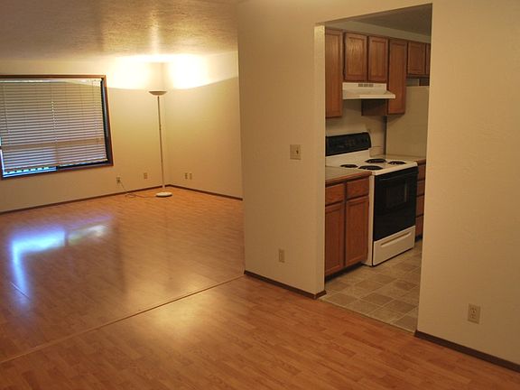 4th image of 21955 Apollo Dr NE