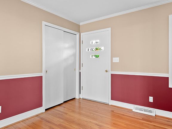 5th image of 921 Watson Pl