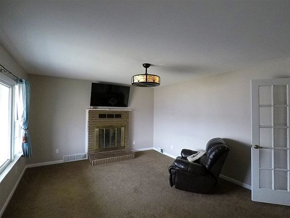 3rd image of 808 W 8th St