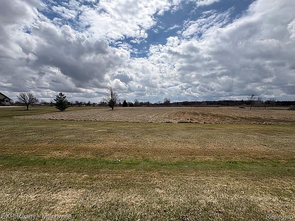 3rd image of 1 Putt R Dr