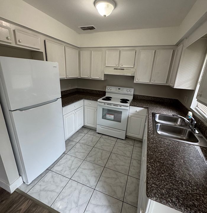 2nd image of 2633 Clearbrook Cir