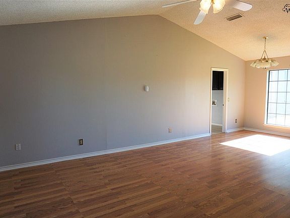 4th image of 1613 City View Dr