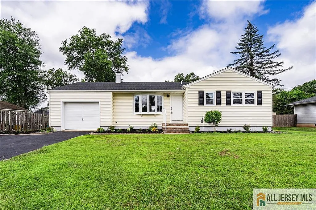 366 Muriel Ave photo 1