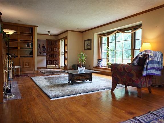 5th image of 2356 Woodridge Ave