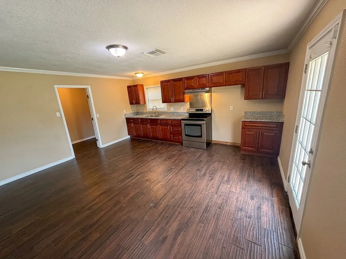 3 bed, 1329 sqft, $1,650 — Photo 2