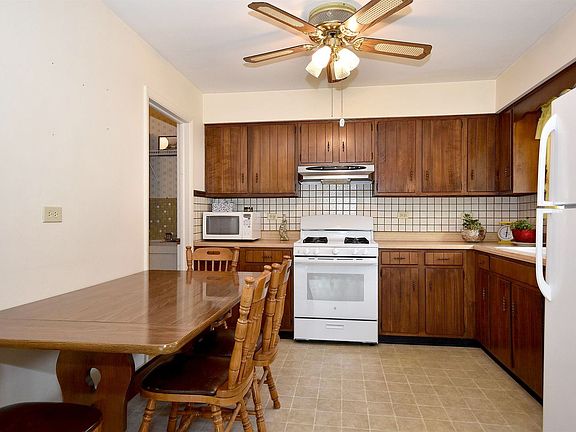 5th image of 236 W Beech Dr