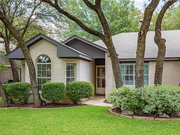 5th image of 212 N Mount Rushmore Dr
