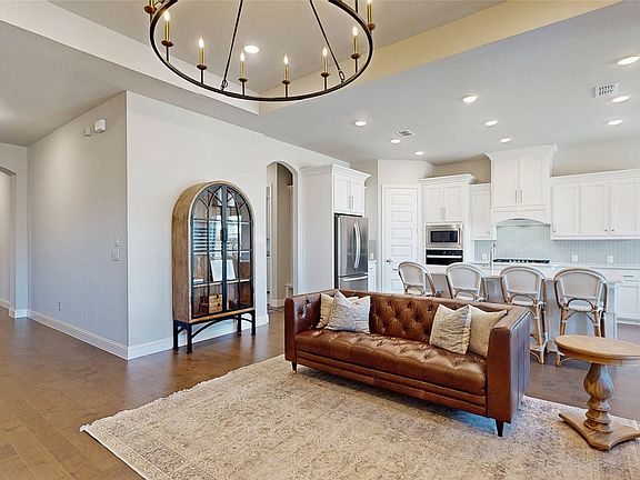 4th image of 817 Fallbrook Ave