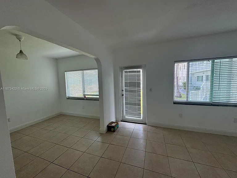 7207 Bay Dr #6 — Photo 3
