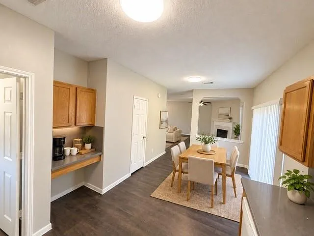 3 bed, 2.5 bath, 2093 sqft, $1,895 — Photo 4