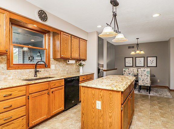 4th image of 27 Ravenwood Cir