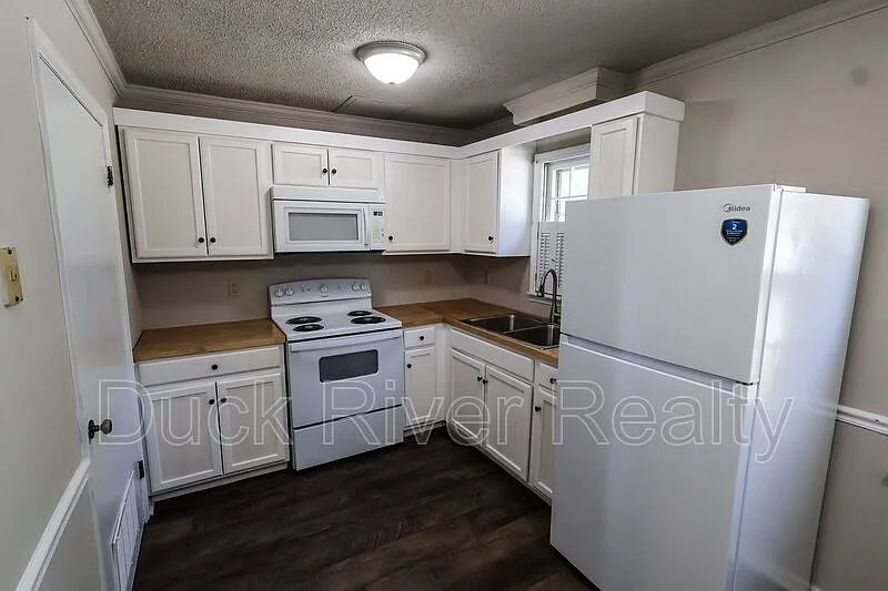 2 bed, 1.5 bath, 931 sqft, $1,250 — Photo 2