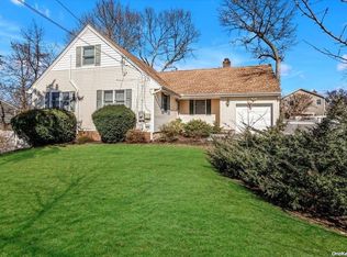 605 Washington Dr, Centerport, NY