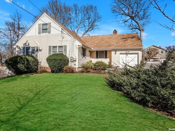 605 Washington Drive, Centerport, NY 11721