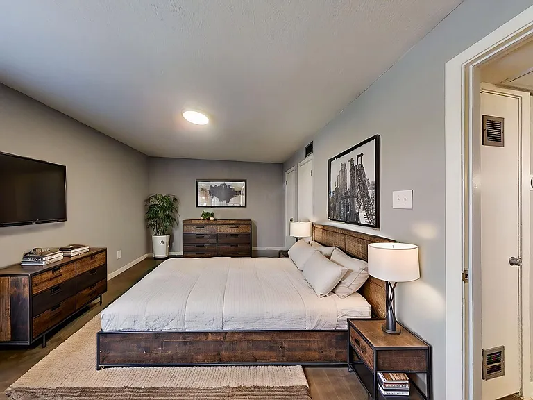 The Metropolis Apartments — Photo 12