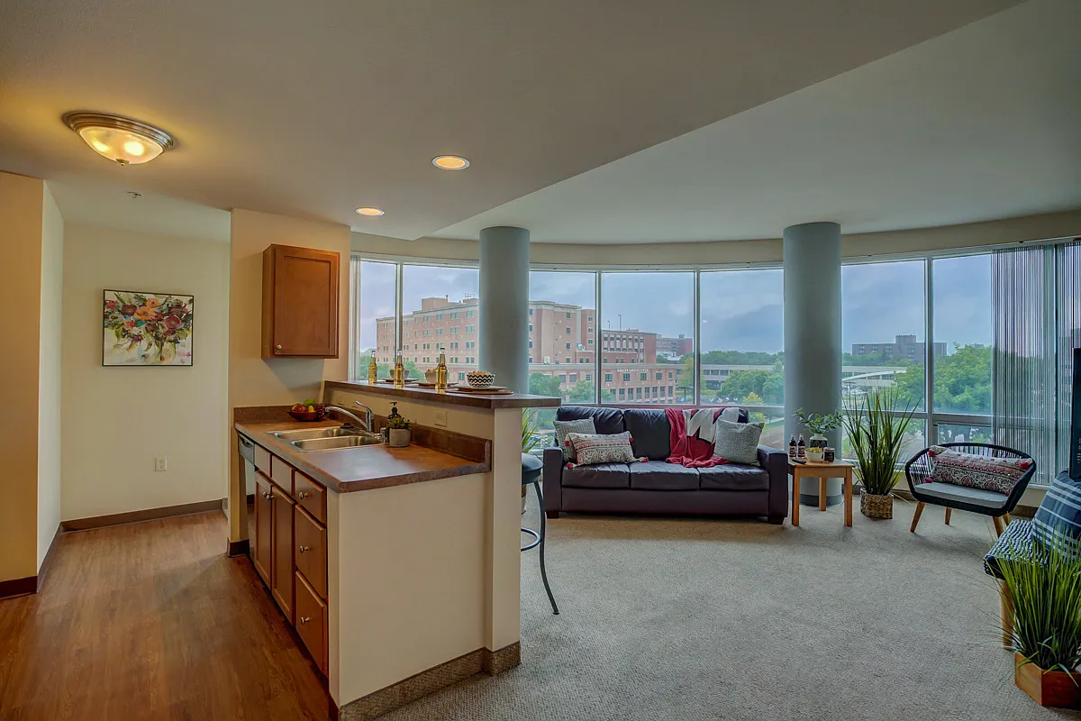Park Regent Apartments — Photo 1