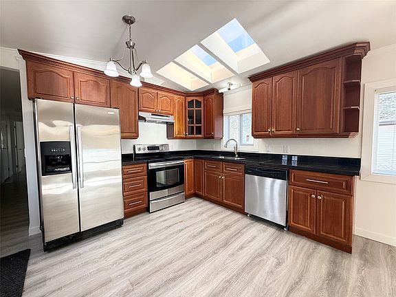 4th image of 2776 Clapperton Ave #12