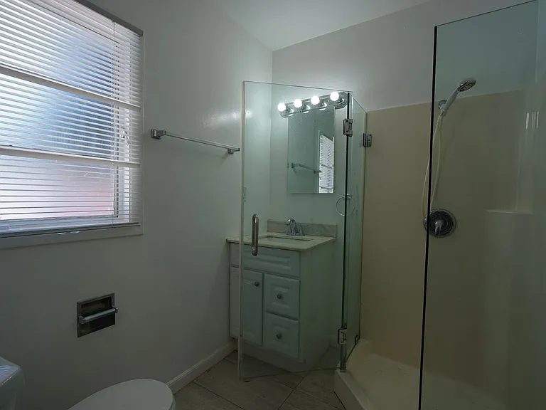604 W 10th St — Photo 16